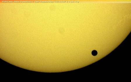 Le passage de Vénus devant le Soleil du 8 juin 2004, vu par l'Institut d'Optique de Saint-Étienne (France).